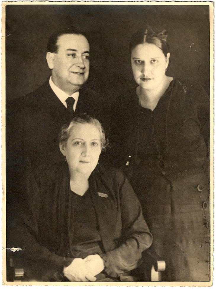 José L. Demaría López, "Campúa" padre, junto a su esposa Felisa Vázquez (abajo) y su hija Felisa Demaría (a la derecha)