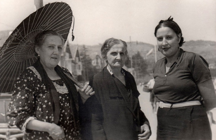 A la derecha Felisa Demaría, hermana del fotógrafo, a la izquierda Felisa Vázquez, su madre y en el centro la que posiblemente era su abuela.