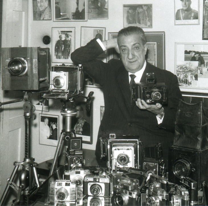 José Demaría Vázquez "Campúa", rodeado de sus cámaras en su despacho de Bárbara de Braganza en el año