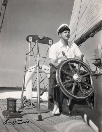 Don Juan al timón del barco Saltillo, fotografiado por José Demaría Vázquez "Campúa" en 1946