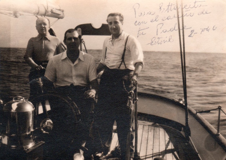 Positivado de época que Pepe Campúa dedicó a su hija Esther, posa junto a Don Juan de Borbón en el barco Saltillo en Estoril (Portugal)