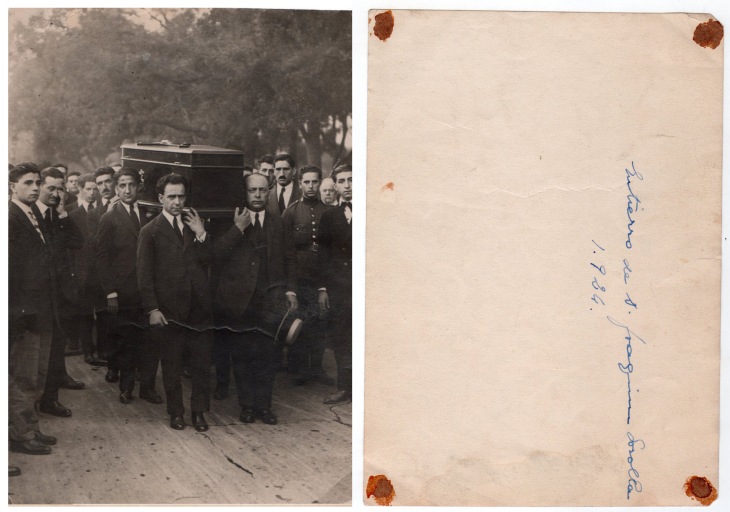 Positivado de época de una foto anónima en la que aparece Pepe Campúa -el segundo a la izquierda- cargando con el féretro de su amigo y maestro, el pintor Joaquín Sorolla.