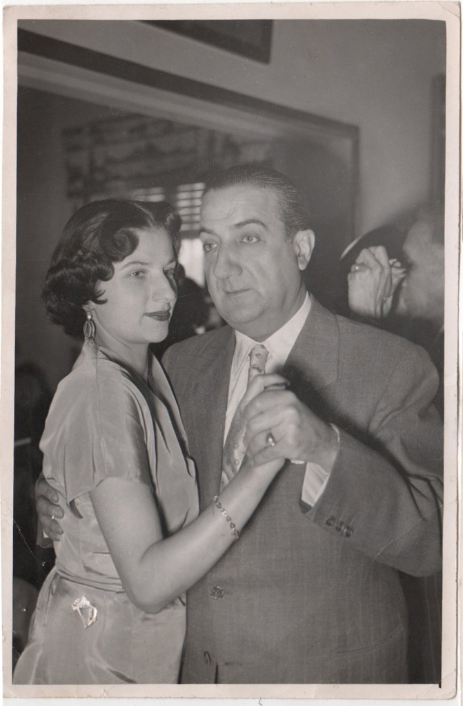 Esther y su padre Pepe bailando en la fiesta de Año Nuevo en 1952