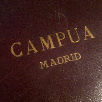El nombre que hizo célebre a los Campúa, grabado en el estuche de una de sus cámaras de fotos.