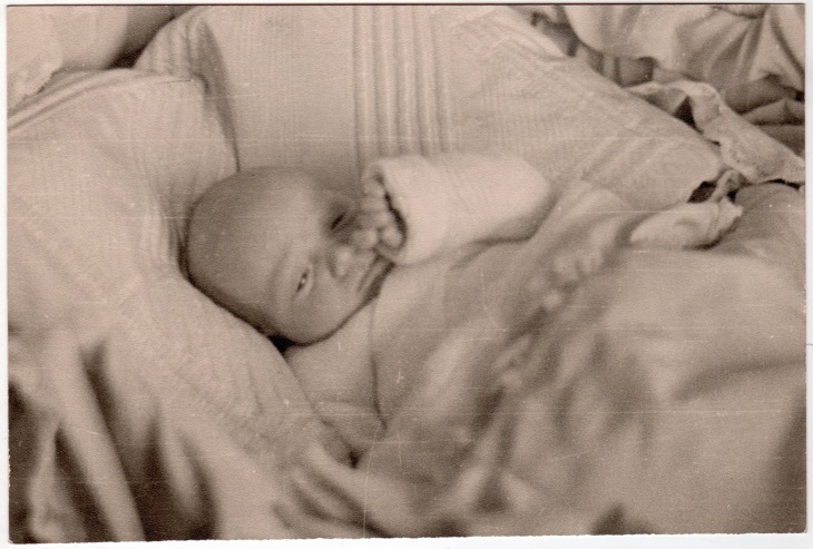 Don Juan Carlos de Borbón, recién nacido, fotografiado 