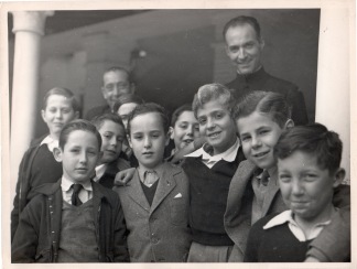 Juan Carlos con sus ocho compañeros del curso 1948-1949 y dos de los maestros