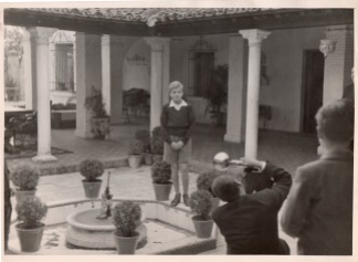 Campúa retratando a Juan Carlos en el patio de "Las Jarillas"