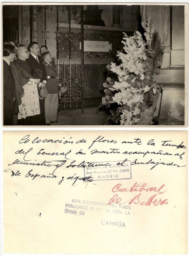Ofrenda floral de Martín-Artajo al general San Martín en la catedral de Buenos Aires.