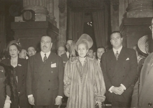 Martín-Artajo junto a Evita Perón durante el Te Deum en la catedral de Buenos Aires, fotografiados por Pepe Campúa