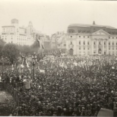 Concentración de las juventudes peronistas en la plaza de Mayo el 17 de octubre de 1948, captada por la cámara de Campúa.