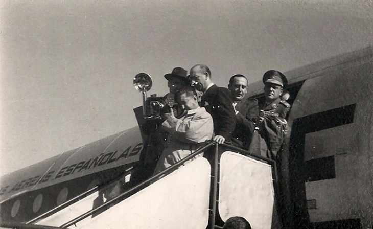Pepe Campúa filmó con cámara de cine algunos momentos del viaje de Martín-Artajo a Argentina. En este positivado de época aparece filmando el descenso del ministro en el aeropuerto de Buenos Aires.