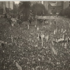 Concentración de las juventudes peronistas en la plaza de Mayo el 17 de octubre de 1948, captada por la cámara de Campúa.