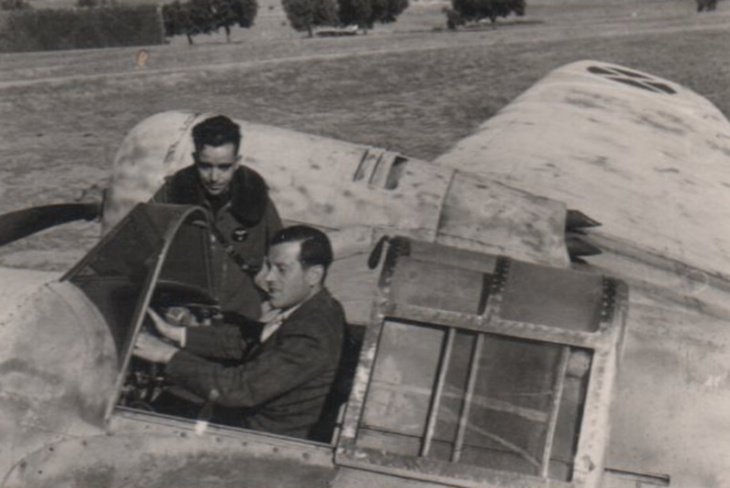 Pepe Campúa retrató en 1938 al comandante Vara del Rey junto con el avión "Satanás"