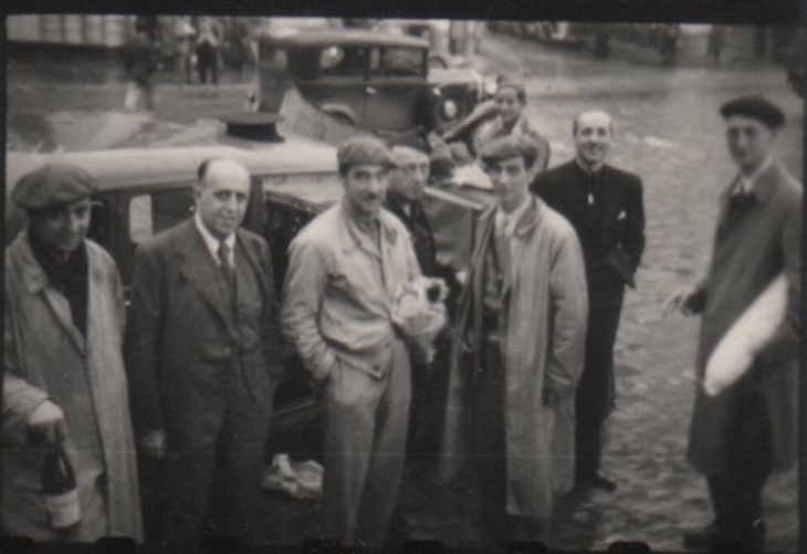 Campúa inició su recorrido por el País Vasco y allí captó innumerables imágenes, como esta de la camioneta del servicio de desinfección en Zarautz, Bilbao con Perico Chicote el 23 de junio de 1937