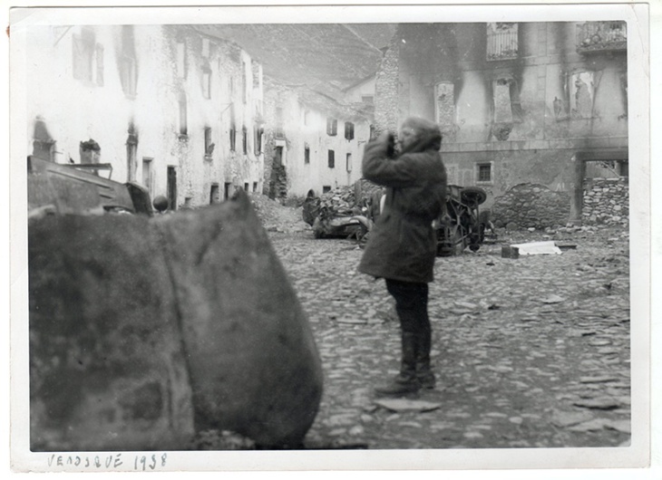 Pepe Campúa en Benasque, mientras realizaba el reportaje del Frente del Pirineo en 1938