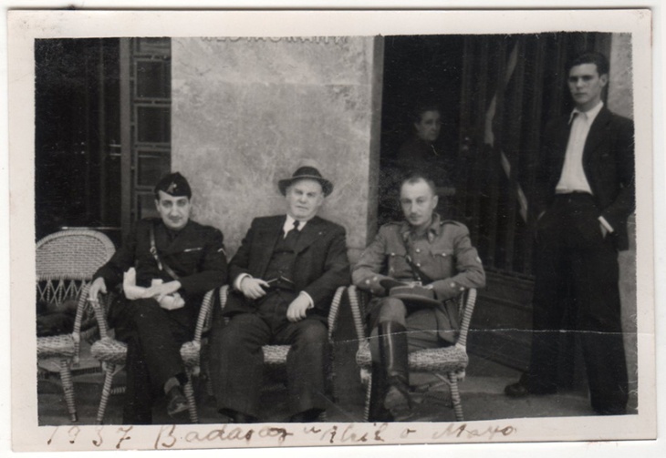 Para realizar el trabajo de reportero de guerra unas veces hacía falta disfrazarse de sindicalista de la CNT y otras vestir el uniforme falangista. En esta imagen aparece Pepe Campúa a la izquierda en Badajoz en abril o mayo de 1937