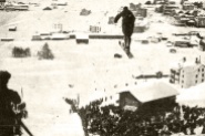 El doctor M. Baader Erust, alemán, en el momento de dar un salto de 43 metros en el Concurso de "skis" en el que fue clasificado como campeón de Europa