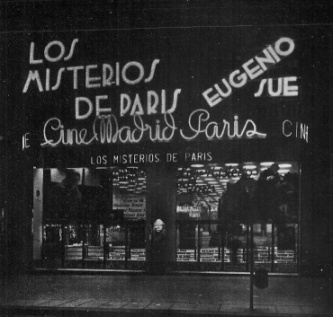 Entrada del cine Madrid-París, inaugurado en la Gran Vía madrileña en 1935. Fotografía de autor desconocido, publicada en la revista Nuevas Formas, depositada en la Hemeroteca Municipal de Madrid.
