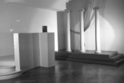 La tarima de columnas era el escenario principal del estudio
