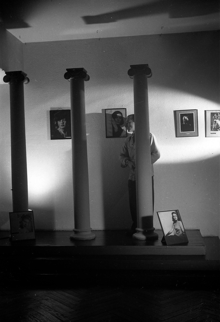 Juan Gyenes en los años 40 en el estudio de Campúa