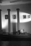 Vista del escenario de columnas del estudio de Campúa, decorado con una selección de las que el fotógrafo consideraba sus mejores imágenes artísticas.
