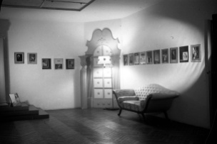 Vista del estudio de Campúa, decorado con una selección de las que el fotógrafo consideraba sus mejores imágenes artísticas.