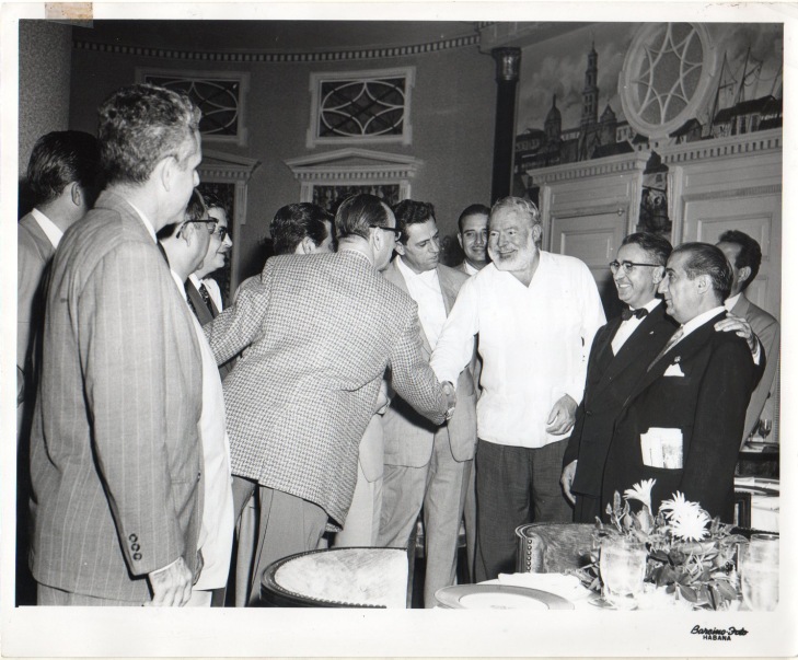 El encuentro de Ernest Hemingway con los fotógrafos que acudieron al Congreso Internacional en La Habana. Pepe Campúa, en el lado derecho de la fotografía, con su periódico en el bolsillo, esperaba a saludar al escritor.