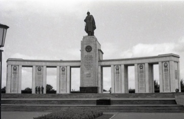Memorial de guerra soviético situado en el Tiergarten, fotografiado por Campúa en 1945