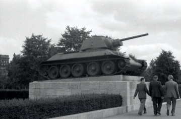 Tanque junto al memorial de guerra soviético situado en el Tiergarten, fotografiado por Campúa en 1945