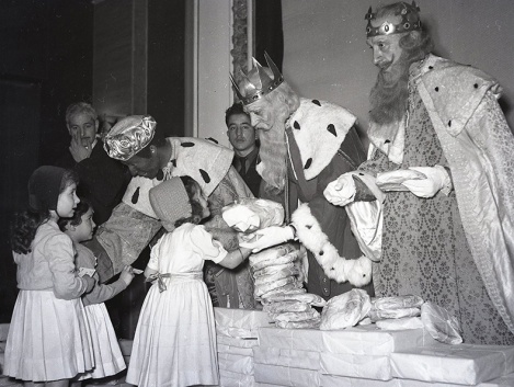 Reparto de juguetes a los hijos e hijas de los funcionarios de la Confederación Nacional de Sindicatos (CNS) en el Cine Palace el 5 de enero de 1954, fotografiados por Pepe Campúa