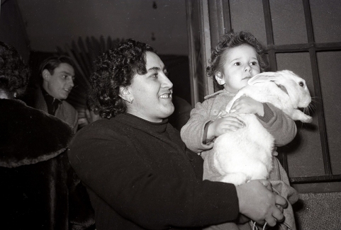 Un niño llevando a bendecir a un conejo ante San Antón, fotografiado por Campúa en 1953