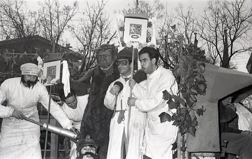 Los estudiantes del S.E.U. de Veterinaria aportaban la nota cómica con una carroza en forma de clínica y un gorila como mascota, fotografiados por Campúa en 1955