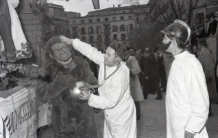Los estudiantes del S.E.U. de Veterinaria aportaban la nota cómica con una carroza en forma de clínica y un gorila como mascota, fotografiados por Campúa en 1955