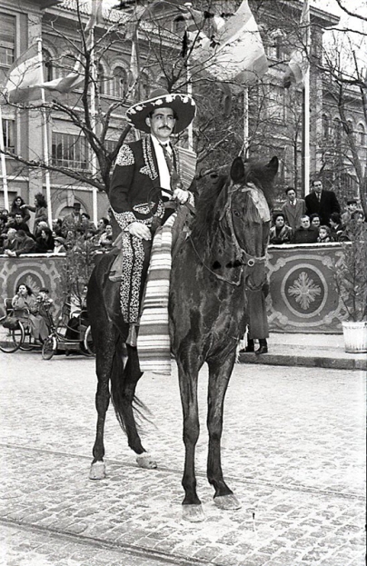 Un charro mexicano participó en el desfile de San Antón, fortografiado por Campúa en 1955