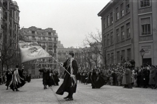 La tuna también desfilaba en el día de San Antón por la calle Barceló, fueron fotografiados por Campúa en 1955