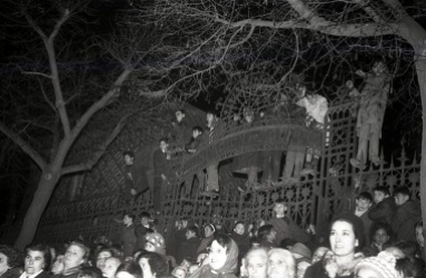 Los más pequeños trepaban a la verja de las Escuelas Aguirre para ver el paso de la cabalgata de Reyes en Madrid el 5 de enero de 1966 fotografiada por la cámara de Pepe Campúa