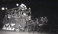 Cabalgata de Reyes en Madrid el 5 de enero de 1966 fotografiada por la cámara de Pepe Campúa