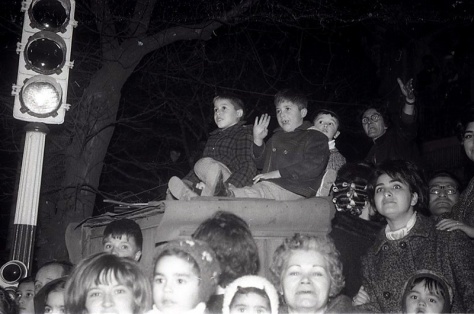 Los niños esperaban atentos el paso de la cabalgata de Reyes en Madrid el 5 de enero de 1966 fotografiada por la cámara de Pepe Campúa