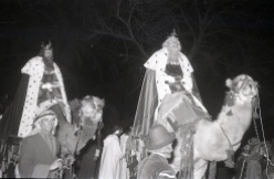 Melchor y Gaspar en la Cabalgata de Reyes en Madrid el 5 de enero de 1966 fotografiada por la cámara de Pepe Campúa