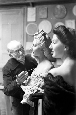 Mariano Benlliure trabajando en su estudio, retratado por Campúa en los años 40
