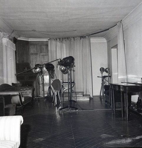 Vista de un lateral del plató del estudio de Campúa en Bárbara de Braganza 2, con los equipos de iluminación y la cortina que permitía cambiar el fondo