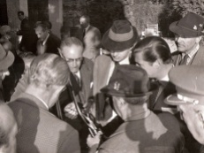 Franco exhibe el fusil estallado el 13 de febrero de 1961 ante la mirada de los participantes en la cacería, entre los que se encuentran el entonces Príncipe de Asturas (Juan Carlos de Borbón) y el Marqués de Villaverde