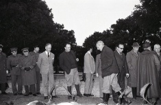 Manuel Fraga tras la cacería en la que participó en febrero de 1964, pasando revista a las piezas derribadas