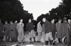 Manuel Fraga tras la cacería en la que participó en febrero de 1964, pasando revista a las piezas derribadas