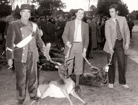 Los nietos de Franco exhiben junto a uno de los monteros dos de las piezas cazadas en la montería celebrada en 1972