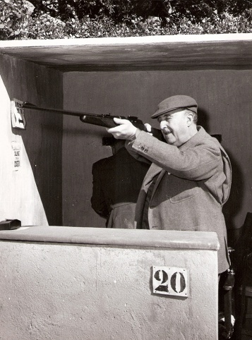 Francisco Franco dispara desde el puesto de tiro durante una montería en El Pardo el 12 de febrero de 1961