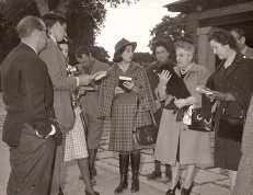 El Príncipe de Asturias, Juan Carlos de Borbón, el segundo por la izquierda, asistió con su cámara de fotos a la cacería. En el centro de la imagen aparece también Carmen Franco Polo, hija del dictador