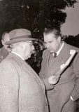 Franco junto a Martín Artajo leyendo un telegrama durante una cacería celebrada el 23 de enero de 1955