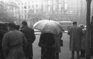 Viandantes bajo la nieve en las calles de Madrid, retratados por Campúa en enero de 1952