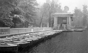 El estanque del parque de El Retiro nevado retratado por Campúa en enero de 1952